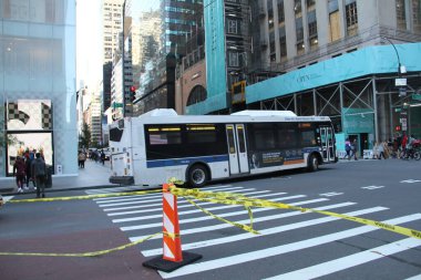 New York, ABD: New York City 'nin bu hafta yeniden açılmasına rağmen, Coronavirus salgını nedeniyle Times Meydanı bölgesinde bazı mağazalar hala kapalı