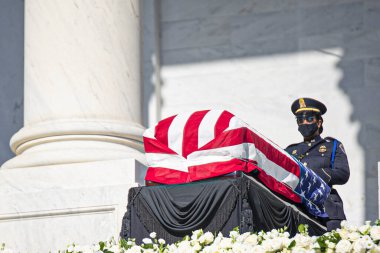 Yargıç Ruth Ginsburg Capitol Hill 'in son günü. 25 Eylül 2020, Washington DC, ABD. ABD Kongre Binası Rotunda yönetiminde bulunmanın benzersiz onuruna erişen Yargıç Ruth Bader Ginsburg son kez Yüksek Mahkeme ve Kongre Binası 'ndan ayrıldı.,