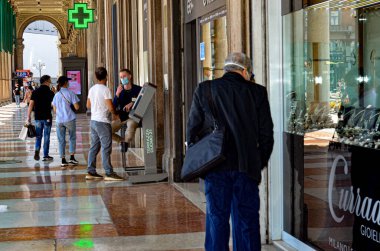 (INT) Covid-19: insanlar hareket. 28 Mayıs 2020, Milano, İtalya: Galleria Vittorio Emanuelle 'de Prada, Versace, Louis Vuitton gibi önemli markaların bulunduğu insanların taşınması 