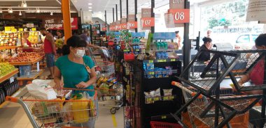 Süpermarkette hareket var. 24 Mart 2020, Cotia, Sao Paulo, Brezilya: Cotia 'daki Granja Viana süpermarketinde bu Salı öğleden sonra, Coronavirüs salgını nedeniyle küçük bir hareket