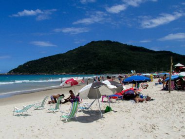 FLORIANOPOLIS, SC, 17.01.2020 - MOVIMENTACAO JURthe-INTERNACIONAL - Praia de Jurere Internacional Hareketi Florianopolis 'in kuzeyinde yer almaktadır. 