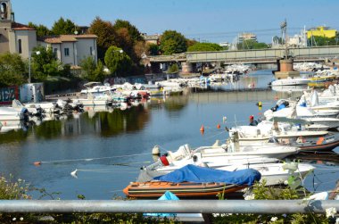 İtalya 'da FERRAGOSTO Tatili. 12 Ağustos 2020, Rimini, İtalya: İtalyan bayramı bu hafta sonu yaklaşıyor ve şimdiden Riviera Romagnola ve Rimini 'de büyük bir hareketlilik var.. 
