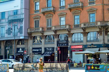 (Covid-19: Milano 'da hayat normale dönüyor. 28 Mayıs 2020, Milano, İtalya: Milano, kentin en çok ziyaret edilen bölgelerinden biri olan Piazza Duomo 'dan daha büyük bir hareket için geri dönüyor, bu Perşembe (28))