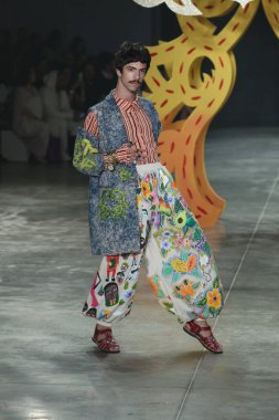 SAO PAULO, SP, 10 / 17 / 2019 - SPFW N48 - Perşembe gecesi Sao Paulo 'daki Ibirapuera Park' taki Pavilhao das Culturas Brasileiras 'taki SPFW N48 marka geçit töreni 