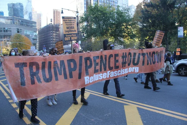 Noviembre 2020 Nueva York Estados Unidos Gente Marchando Largo Avenida — Foto de Stock