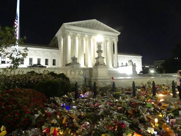 Washington Usa 2020 Homage Supreme Court Usa Crowing Flowers Ruth — Fotografia de Stock