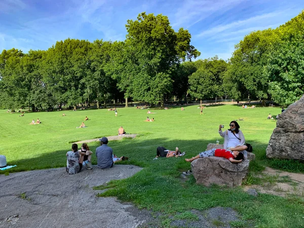 2020年7月26日 美国纽约 人们在中央公园野餐时 正值科罗纳威斯大流行病重新爆发阶段 良好的天气促成了这一点 人们也看到了自己在体育活动中的乐趣和乐趣 Foto Niyi — 图库照片