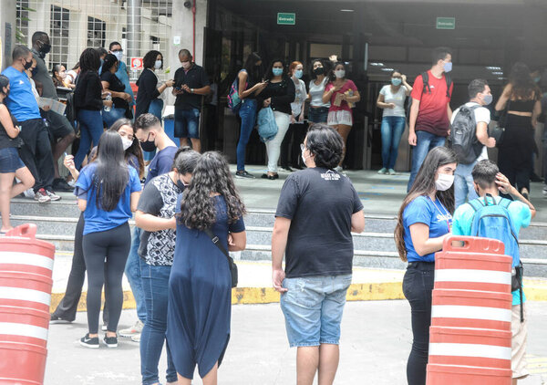  Бразильские студенты сдают экзамены ENEM. 17 января 2021 года, Сан-Паулу, Бразилия: бразильские студенты сдают экзамен ENEM в университете Unip в Чакара-Санто-Антонио, южная зона Сан-Паулу и по всей стране.