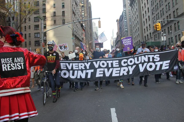 2020年11月7日 ニューヨーク 米国第46代大統領としてジョー バイデンの勝利を祝うため ニューヨークの7番街を行進する人々 Niyi Fote Thenews2 預金写真 — ストック写真
