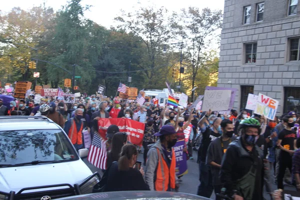 Noviembre 2020 Nueva York Estados Unidos Gente Marchando Largo Avenida —  Fotos de Stock