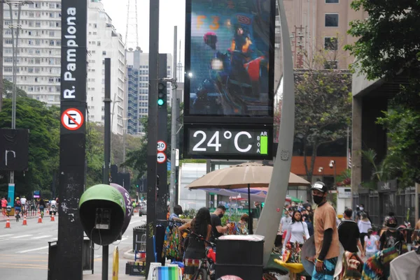 罗斯福广场的人员流动 2020年10月18日 巴西圣保罗 罗斯福广场 Roosevelt Square 在炎热天气的条件下开展了一场大规模的人口流动 尽管该市仍在经历Covid 19大流行 — 图库照片