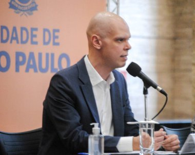 (Sao Paulo Belediye Başkanı Bruno Covas ile Covid-19 / Basın toplantısı. 30 Mart 2020, Sao Paulo, Brezilya: Sao Paulo Belediye Başkanı Bruno Covas, koronavirüs pandemisiyle başa çıkmak için tedbirler açıkladı.