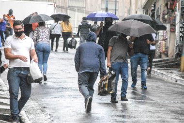 Sao Paulo (SP), 19 / 11 / 2020 - CLIMA - Frio e chuva no centro de Sao Paulo, nesta quinta-feira (19). (Fotoğraf: Adeleke Anthony Fote / TheNews2 / Depozito Fotoğrafları) 