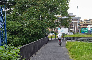 (INT) AB ülkelerine açık sınırlar. 4 Haziran 2020, Monza, İtalya: İtalya 3 Haziran 'da AB ülkelerine sınırlarını açtı ve bölgeler arasında dolaşım izni verdi. Bu, ekonomiyi yeniden canlandırmak için iki aydan fazla süren ablukadan sonra atılmış önemli bir adım. 