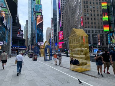 New York, ABD: New York City 'nin bu hafta yeniden açılmasına rağmen, Coronavirus salgını nedeniyle Times Meydanı bölgesinde bazı mağazalar hala kapalı
