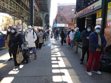 Brooklyn (EUA), 30 / 04 / 2020 - COVID-19 / FALTA de COMIDA - Bazı insanlar uzun bir kuyrukta durup yiyecek dağıtımının yapılmasını bekledi. Hükümet bu salgın sırasında tüm New Yorklulara günde 3 öğün yemek veriyor. 