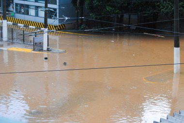 Sao Paulo 'da şiddetli yağış var. 8 Aralık 2020, Sao Paulo, Brezilya: Sao Paulo şehir merkezindeki sağanak yağış sel ve insanların akışını etkiliyor
