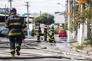 (Guarulhos 'ta bir kimya endüstrisi alev aldı. 29 Haziran 2020 'de, Guarulhos, Sao Paulo, Brezilya: Pazartesi günü öğleden sonra, Cumbica, Guarulhos, Sao Paulo' da bir kimya endüstrisinde yangın çıktı. Yaralı yok. İtfaiyeciler.