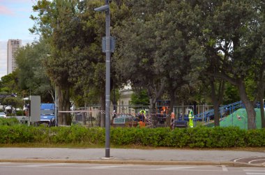 (Göçmen bürosu. 9 Haziran 2020 'de, Rimini, İtalya: Rimini, İtalya' da insanlar sokakta maske takmadan dolaşıyorlar ve birkaçı onları yanlış şekilde kullanıyor, inşaat işçileri aktif, restoranlar ar