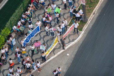 Özel okul öğretmenlerinin protestosu. 14 Eylül 2020, Sao Paulo, Brezilya: Özel okul çalışanları ve öğretmenler Sao Paulo Şehir Konseyi önünde protesto gösterileri düzenleyerek, Covid-19 'un ortasında sınıflara geri dönmek istediler. (Fotoğraf: Leco Viana / TheNews2 / Depozito