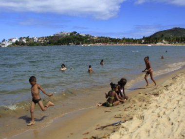 Canto sahili plaj aşıkları için bir cazibe merkezi. 13 Ocak 2021, Vitoria, Espirito Santo, Brezilya: Vitoria şehri Espirito Santo 'da yıkanmak için son derece temiz, sessiz ve tam onaylı Canto plajı plaj aşıkları için karşı konulmazdır. 