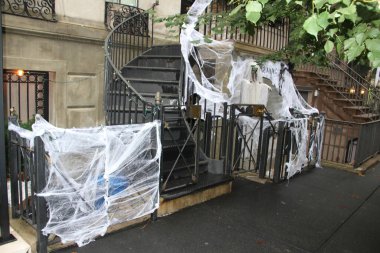 13 Ekim 2020, New York, ABD: Bazı insanlar evlerini gerçek New York gününden günler önce Cadılar Bayramı kostümleriyle dekore etmeye başladılar bile. Cadılar Bayramı, her yıl Ekim akşamı gerçekleşen ölülerin anısına bir kutlamadır. 