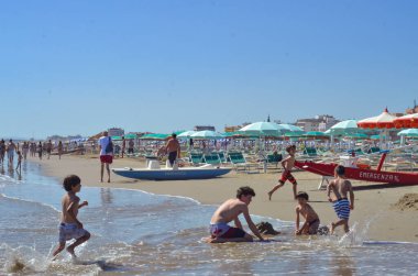 (Plaj hareketi. 7 Haziran 2020, Rimini, İtalya: Rimini, İtalya sahilinde hareketlilik