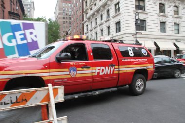 21 Ekim 2020, New York, ABD: Manhattan 'da 5. cadde ile Madison Bulvarı arasında Doğu 63. Cadde' de büyük bir gaz sızıntısı var. Kamu için herhangi bir tehlikeyi önlemek için yollar tıkanır ve...