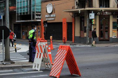 Porto Alegre, Rio grande do sul, Brezilya - 11 Mayıs 2020: Bölgede viyadük denetimi gerçekleştirildi ve bazı anormallikler bulundu.  