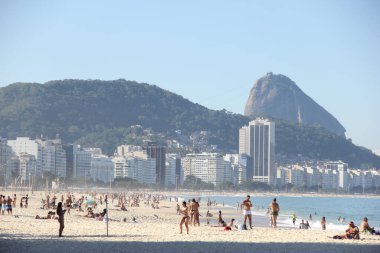 Copacabana sahilinde hareketlilik var. 21 Haziran 2020, Rio de Janeiro, Brezilya: Sosyal izolasyon önerilerine rağmen Copacabana plajındaki insanların yoğun hareketi, Rio de Janeiro