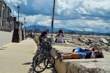 (Rimini, Covid-19 'un ortasında. 15 Haziran 2020, Rimini, İtalya: İtalya 'nın Rimini kenti şu anda çok büyük bir nüfusa sahiptir ve yeni Covid-19 vakaları kaydedilmemiştir. İnsanlar sahilin kıyısından geçerken görülüyor.