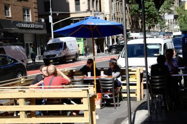 30 Eylül 2020, New York, ABD: New York 'ta kapalı restoranlarda akşam yemeği bugün başlıyor. 30 Eylül Çarşamba günü tüm şehirde başlıyor ama oturma kapasitesi% 25. Covid-19 'un yayılmasını önlemek için masaların arasında 2 metre olmalı.