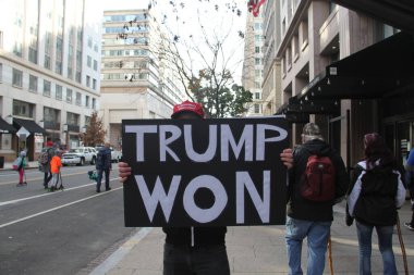 28 Kasım 2020. Red Bank, New Jersey, ABD: Haklarından mahrum bırakılmış Amerikalılar, 3 No.lu seçimlerin ve Amerikan geleceklerinin New Jersey Valisi Murphy House 'a yürümesini kabul etmek istemediler. 