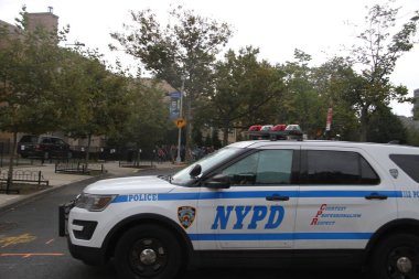 7 Ekim 2020, Forest Hill, New York, ABD: Bazı aileler New York eyalet valisinin okulları kapatma kararına tepki olarak 71-25 St. Forrest Hills, New York 'taki Devlet Okulu 196' da protesto eylemi düzenlediler. Phil Won, MSK 24 Topluluk Eğitimi Başkanı