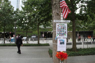 (New York 'ta 11 Eylül Anma Günü kutlaması. 11 Eylül 2020, New York, ABD: 9 / 11 Anma Günü New York 'ta gerçekleşti. Aileler ve arkadaşlar, Dünya Ticaret Merkezi' ne düzenlenen terörist saldırı sırasında ölenlere saygılarını sunuyor. 