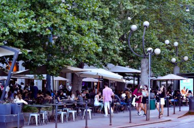 (Milano 'da hareket var. 26 Haziran 2020, Milano, İtalya: Milano 'nun göz alıcı bir bölgesi olan Sempione' da canlı bir hafta sonu. Castello Sforzesco ile aynı adı taşıyan parktan, Milane 'in sıkça takıldığı Corso Sempione boyunca uzanır.