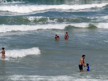 FLORIANOPOLIS, SC, 24.01.2020 - Praia Matadeiro sahilinde insan hareketi