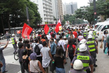 9 Ocak 2021, Sao Paulo, Brezilya: Paulista Caddesi 'ndeki MASP' de 60-64 yaşları arasında Sao Paulo 'nun anneleri ve Sao Paulo' nun doğu bölgesinden Mayıs ayının anneleri tarafından düzenlenen ücretsiz otobüs biletinin çekilmesine karşı barışçıl bir protesto.