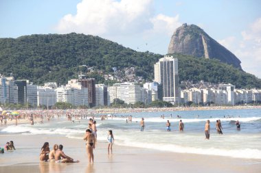 Rio de Janeiro sahillerindeki insanlar