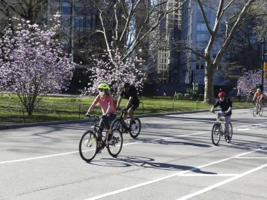 (COVID-19, Central Park 'ta hareket var. 28 Mart 2020, New York, ABD: Central Park 'ta bu Cumartesi sabahı insan hareketleri. Koronavirüs salgınına rağmen parkta çok fazla hareket var.