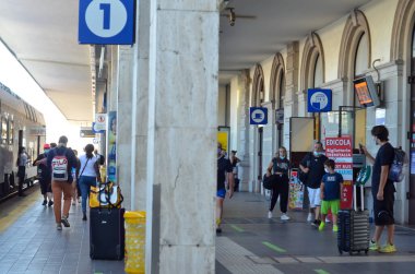 (Covid-19 'un ortasında Avrupa yazı boyunca yoğun insan hareketleri. 29 Ağustos 2020 'de İtalya' nın Rimini kentinde birçok turist ve İtalyan turist bu plajları tercih etti. Ve örneğin, Rimini ve Milan çok meşgul olmaya devam ediyor ve bazı insanlar...