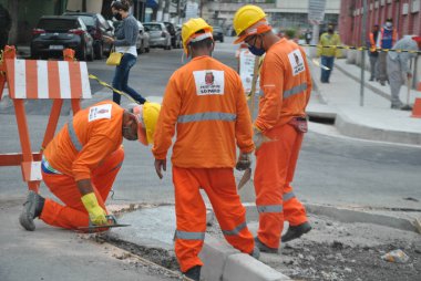 Covid-19 'un ortasında sokak temizliği. 29 Eylül 2020, Sao Paulo, Brezilya: Sao Paulo Belediyesi çalışanları şehrin doğu bölgesindeki Lapa, Covid-19 'un ortasında caddeleri temizlerken görüldü. 