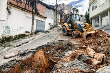 GUARULHOS, Sao Paulo - 25 Aralık 2020: CRATER, GuARULHOS 'ta yol onarımı