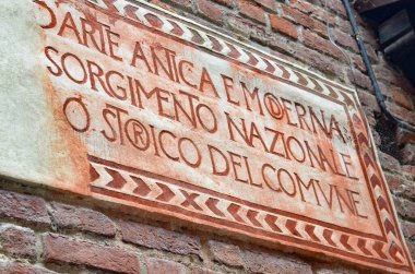 Tecrit İtalya 'da. 8 Ekim 2020, Milano, İtalya: Milano Katedrali 'nin etrafındaki insan hareketleri tecrit geri döndü. Çarşamba günü onaylanan kararname olağanüstü hal süresini 31 Ocak 2021 'e kadar uzattı..