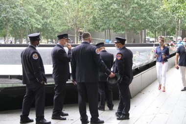 (New York 'ta 11 Eylül Anma Günü kutlaması. 11 Eylül 2020, New York, ABD: 9 / 11 Anma Günü New York 'ta gerçekleşti. Aileler ve arkadaşlar, Dünya Ticaret Merkezi' ne düzenlenen terörist saldırı sırasında ölenlere saygılarını sunuyor. 