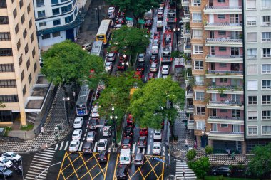 Sao Paulo 'da şiddetli yağış var. 8 Aralık 2020, Sao Paulo, Brezilya: Sao Paulo şehir merkezindeki sağanak yağış sel ve insanların akışını etkiliyor