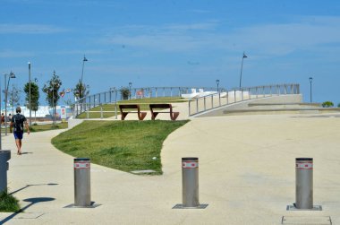 Rimini turistler için bir tatil tercihi. 28 Temmuz 2020, Rimini, İtalya: Zor bir bahardan sonra hak ettikleri rahatlama için birçok insan Rimini, İtalya 'ya geliyor. Konukların% 99 'u klasik deniz kenarı tatilinden faydalanmak için Rimini' yi seçti.,