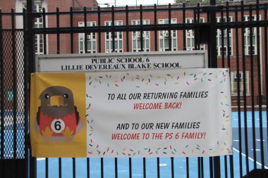 NOVA YORK (EUA), 29 / 09 / 2020 - REABERTURA DA ESCOLA / NOVA YORK - O s alunos do ensino fundamental estao voltando ao ensino presencial hoje na cidade Nova York, uma vez que foi fechado em marco por causa da pandemia de Covid-19. Havera reducao do nu