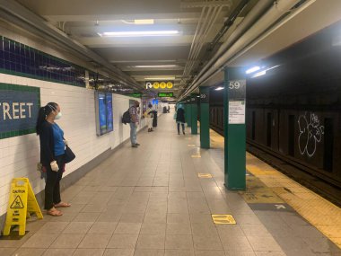 (Birinci aşama bugün New York 'ta başlarken metroda hareketlilik var. 8 Haziran 2020, New York, ABD: Birinci aşama bugün New York 'ta başlarken, metrodaki hareket Coronavirus' un daha fazla yayılmasını engellemek için planlanıyor. Sosyal bir mesele var.