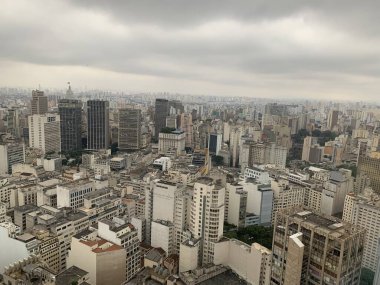 Sao Paulo 'da bulutlu hava ve yağış. 20 Ekim 2020, Sao Paulo, Brezilya: Sao Paulo 'da hava bulutlu ve sağanak yağış COVID-19 ile insanların şemsiye ve ceketlerini kullanmasını sağlıyor